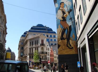 Mural de estilo realista que representa al protagonista de una aventura ambientada en Roma realizada por Marini y Desberg
