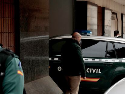 Un agente de la Guardia Civil en el juzgado de Sueca, adonde irá declarar el hombre detenido el miércoles por abusos sexuales.