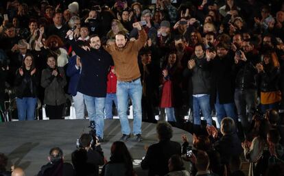 El candidato a la presidencia del Gobierno por Unidas Podemos, Pablo Iglesias (derecha), y el candidato al Congreso por Málaga, Alberto Garzón, durante el acto de la formación morada que ha celebrado en el Auditorio del Parque Lineal del Manzanares, en Madrid.