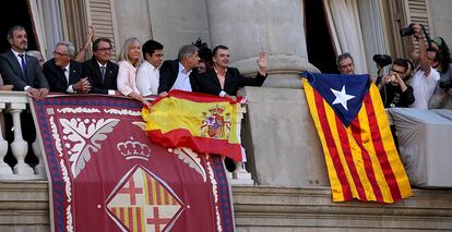 Guerra de banderas en el balcón del Ayuntamiento de Barcelona en las fiestas de La Mercè, el 24 de septiembre de 2015.