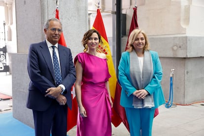 La presidenta de la Comunidad de Madrid, Isabel Diaz Ayuso (c)  junto al presidente de la Asamblea, Enrique Ossorio y la vicealcaldesa de Madrid, Inma Sanz (d) a su llegada al acto de entrega de las Medallas de Honor y de Madrid del Ayuntamiento con motivo de la festividad de San Isidro, el 15 de mayo.