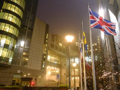 La bandera británica ondea ante la sede del Parlamento en Bruselas.