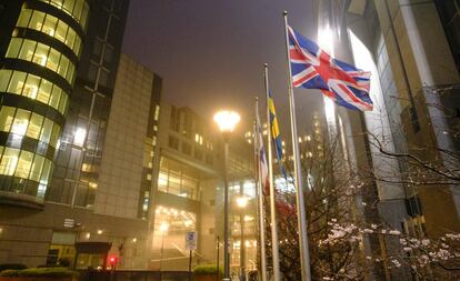 La bandera británica ondea ante la sede del Parlamento en Bruselas.