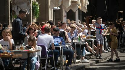 Turistas en las terrazas de los restaurantes de la Plaza Real de Barcelona, en una fotografía de archivo.