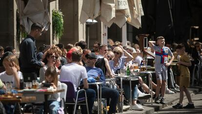 Turistas en las terrazas de los restaurantes de la Plaza Real, en Barcelona.