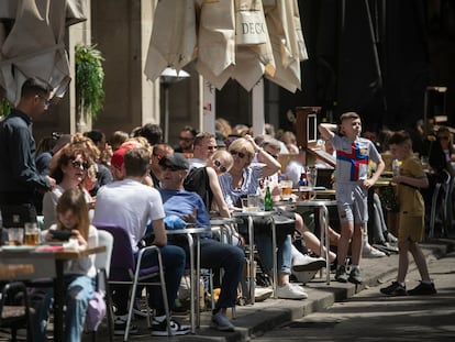 Turistas en las terrazas de los restaurantes de la Plaza Real de Barcelona, en una fotografía de archivo