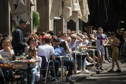Turistas en las terrazas de los restaurantes de la Plaza Real de Barcelona, en una fotografía de archivo