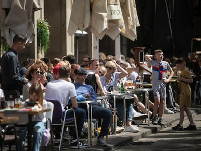 Turistas en las terrazas de los restaurantes de la Plaza Real de Barcelona, en una fotografía de archivo