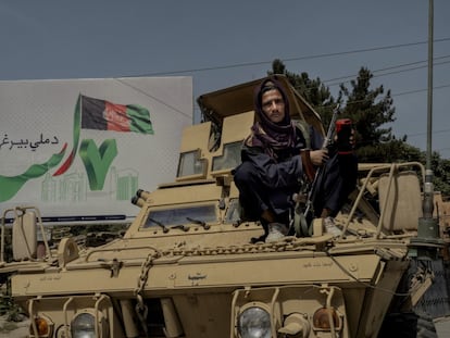 Un miliciano talibán vigila desde un carro de combate capturado a las tropas afganas en una de las bases abandonada por el ejército.