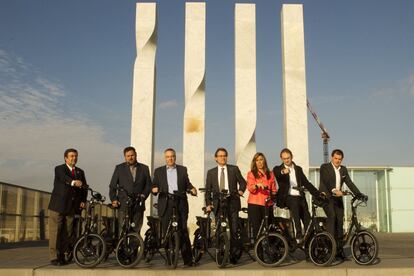 Los candidatos a la presidencia de la Generalitat catalana en las elecciones del 25-N del 2012 posando juntos, en Barcelona, desde la izquierda: Alfons Lopez de Tena (SC), Oriol Junqueras (ERC), Pere Navarro (PSC), Artur Mas (CiU), Alicia Sánchez-Camacho (PP), Joan Saura ( ICV-EUiA) y Albert Rivera (Ciutadans).