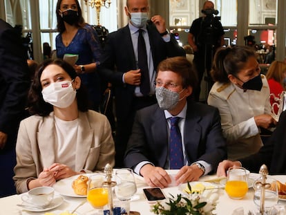 Isabel Díaz Ayuso, José Luis Martínez-Almeida y Pablo Casado en el desayuno del hotel Ritz, este martes.