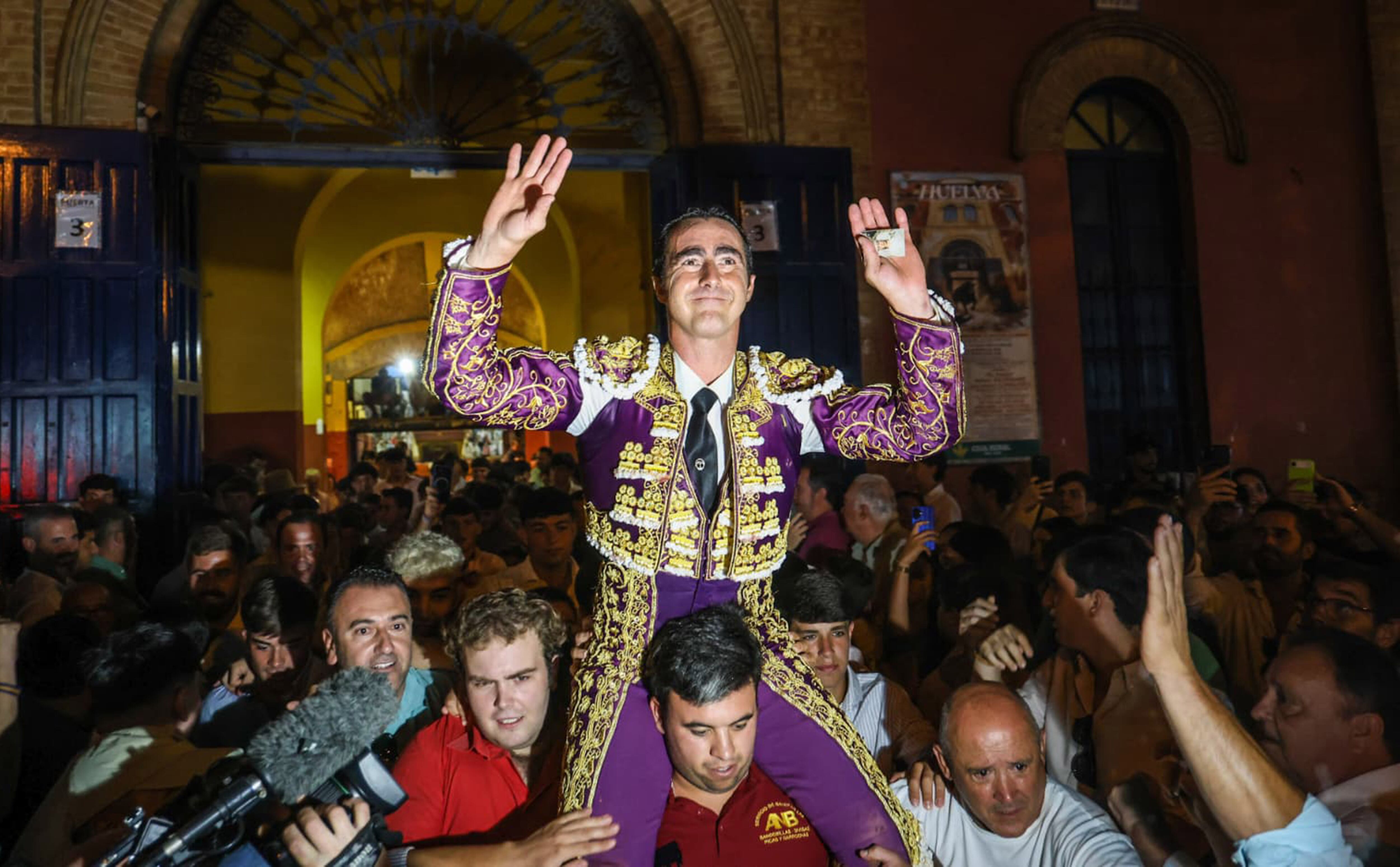 El Fandi, a hombros después de cortar las dos orejas al cuarto toro de la tarde.