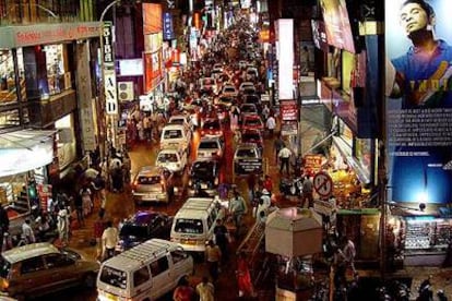 Una calle comercial de la ciudad india de Bangalore.