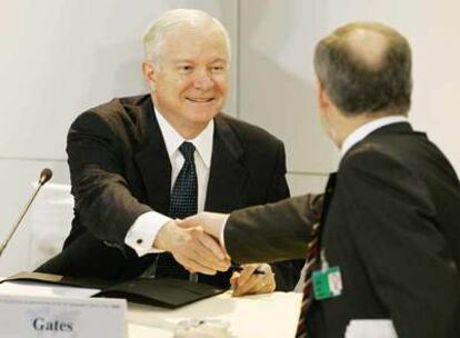 Robert Gates (izquierda) saluda al ministro alemán de Defensa, Franz Josef Jung, ayer en Múnich.