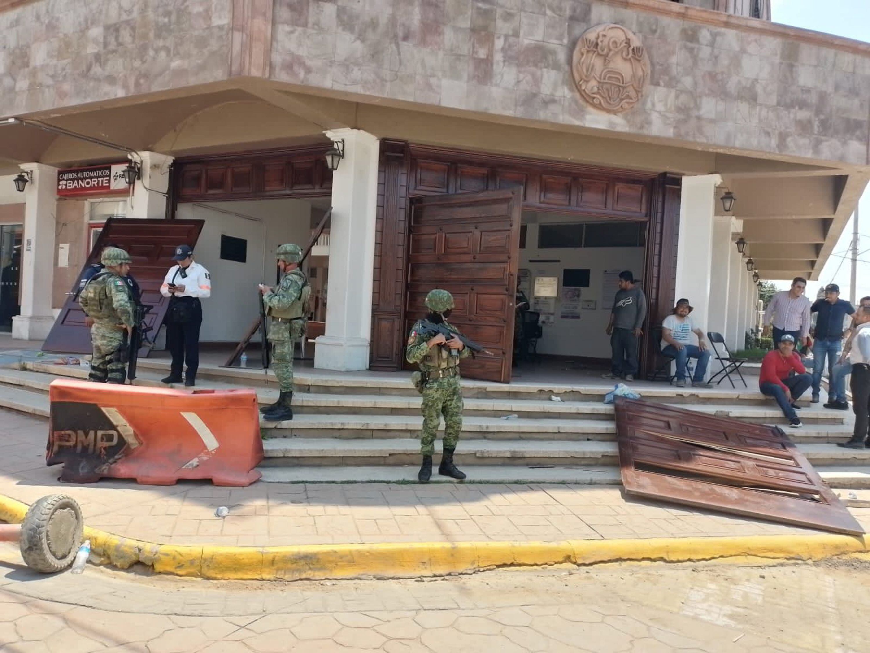 Elementos del ejército resguardan el palacio municipal de Agua Amarga en el municipio de Coatepec Harinas luego de que fuera tomado por habitantes que denunciaban un secuestro.