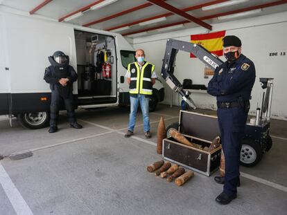 Tres agentes de la Unidad Tedax-NRBQ de la Policía Nacional posan en dependencias policiales en octubre de 2021.