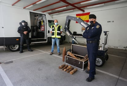 Tres agentes de la Unidad Tedax-NRBQ de la Policía Nacional posan en dependencias policiales en octubre de 2021.