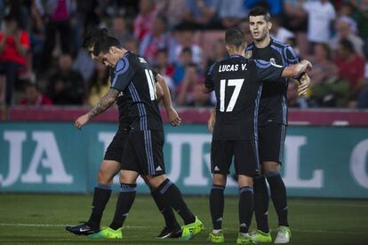 Lucas, James y Asensio celebran junto a Morata uno de sus dos goles al Granada. 