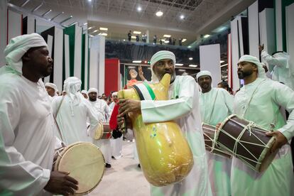 Danzantes de Sharjah en el stand del país invitado de honor. 