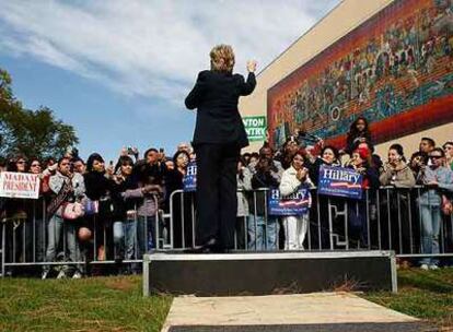 La aspirante demócrata Hillary Clinton, de espaldas, da un mitin ante un grupo de seguidoras el sábado en Los Ángeles.