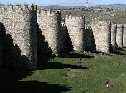 La muralla que rodea el casco histórico de Ávila.