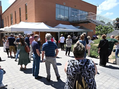 Varias personas esperan su turno de vacunación contra el coronavirus en el hospital de Alcalá de Henares en Madrid en jueves 3 de junio de 2021.