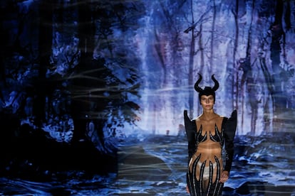 Una modelo en el desfile de Andrés Sardá, en la primera jornada de la Mercedes Benz Fashion Week in Madrid.