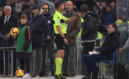 El colegiado italiano  Gianluca Rocchi consulta el VAR durate un partido de la liga italiana. 