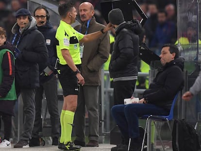 El colegiado italiano  Gianluca Rocchi consulta el VAR durate un partido de la liga italiana. 