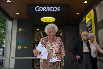 María del Rosario Testa, Charo, a la salida de la oficina de Correos.
