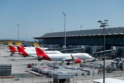 Varios aviones de Iberia Express en la terminal 4 del Aeropuerto de Madrid-Barajas.