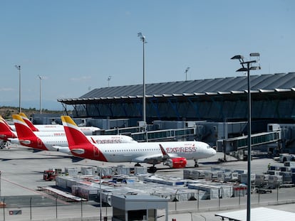 Varios aviones de Iberia Express en la terminal 4 del Aeropuerto de Madrid-Barajas.