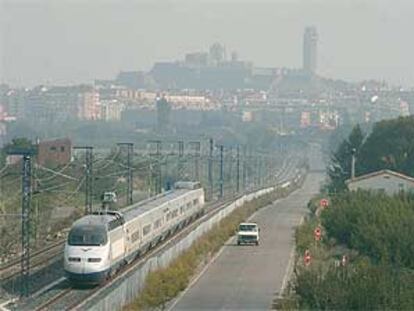 Un tren de alta velocidad, a las afueras de Lleida.