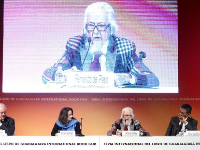 Los escritores Gonzalo Celorio, Rosa Beltr&aacute;n, Fernando del Paso y &Eacute;lmer Mendoza participan durante el homenaje a Juan Rulfo. 