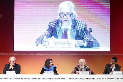 Los escritores Gonzalo Celorio, Rosa Beltrán, Fernando del Paso y Élmer Mendoza participan durante el homenaje a Juan Rulfo.