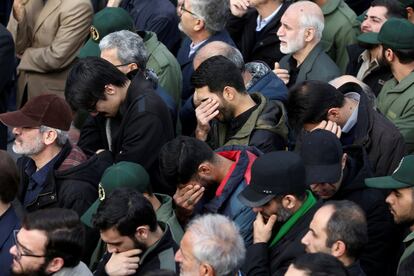 Los manifestantes gritaban a coro lemas como "el eje del mal es Estados Unidos" y "muerte a Estados Unidos". En la fotografía, varios participantes en las protestas lloran la muerte del general Soleimani en la capital iraní.