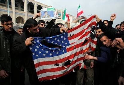 Bandeira dos Estados Unidos é queimada em protesto em Teerã. 