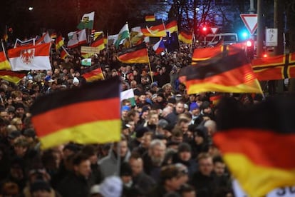 Simpatizantes de Pegida marchan contra los ataques terroristas de París, este lunes en la ciudad alemana de Dresde.