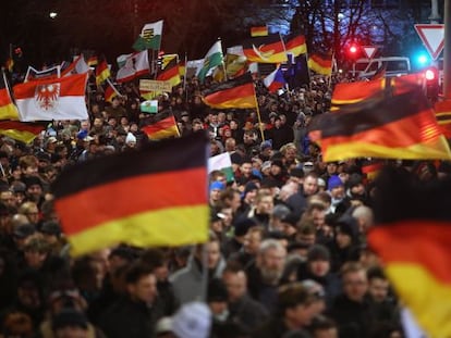 Simpatizantes de Pegida marchan contra los ataques terroristas de París, este lunes en la ciudad alemana de Dresde.
