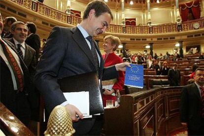 José Luis Rodríguez Zapatero, ayer en el Congreso con un ejemplar de la Constitución europea.