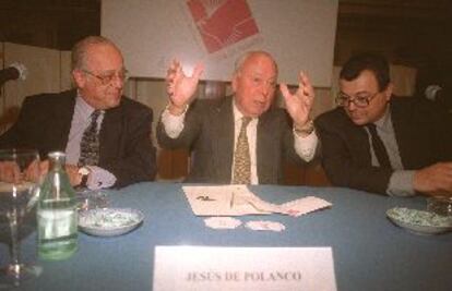 Jesús de Polanco, ayer, en el Club de Debates, flanqueado por Juan de Isasa y Federico Ibáñez.