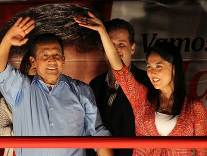 El candidato nacionalista saluda junto con su mujer a los seguidores concentrados para felicitarle.