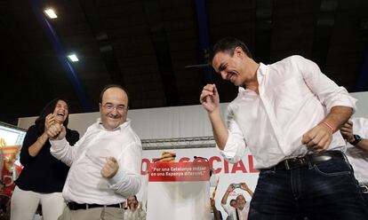 Després de l'exitàs d'Iceta, Sánchez també es va animar, una mica més tímidament i malgrat que va dir que no sabia ballar. La sintonia del 'Don't stop me now' el va arrossegar en un acte a Badalona el 12 de setembre.