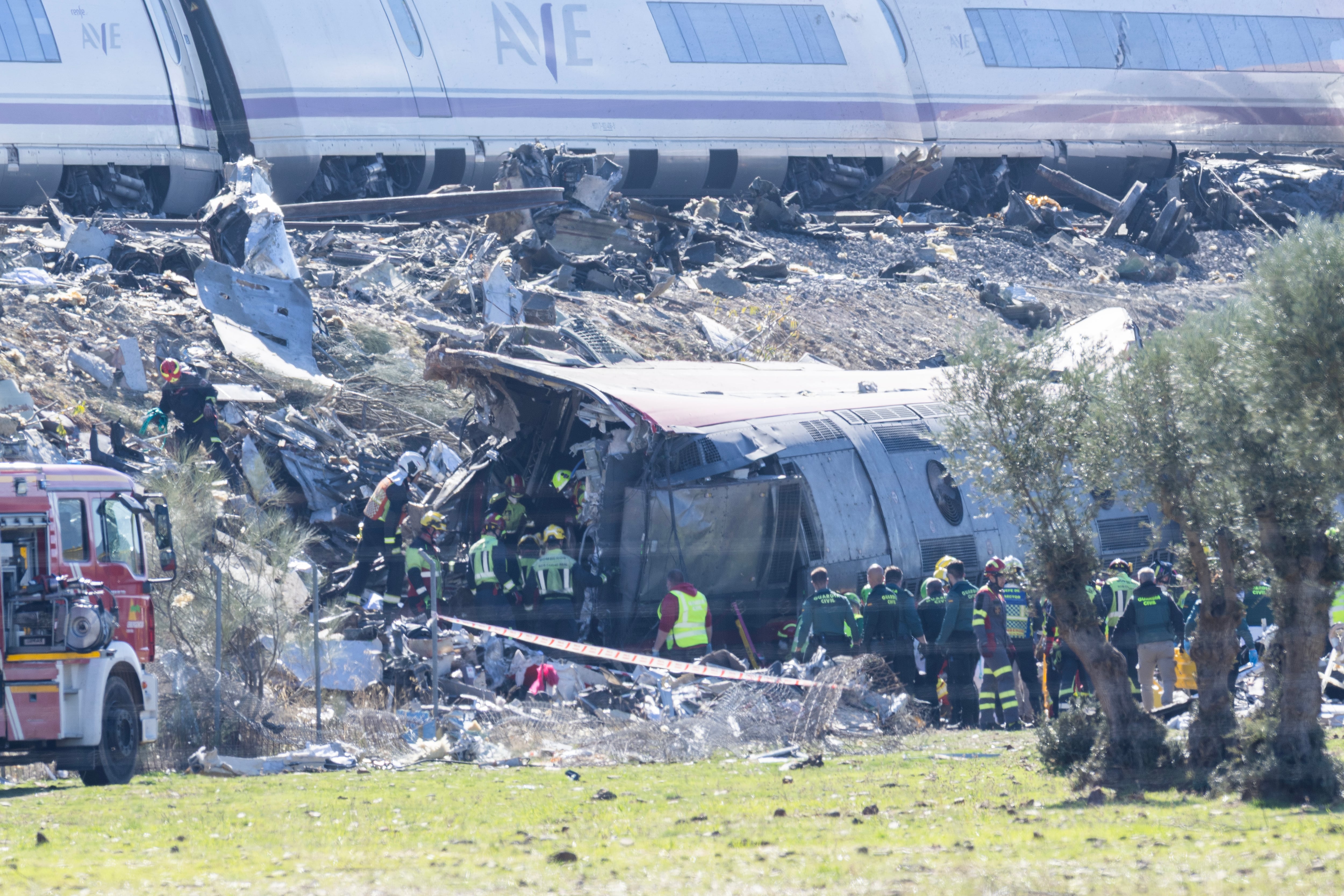 Los servicios de emergencia trabajan en la zona del accidente.