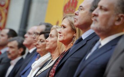 Cristina Cifuentes acompañada de autoridades en la celebración del Día de la Constitución por la Comunidad de Madrid.