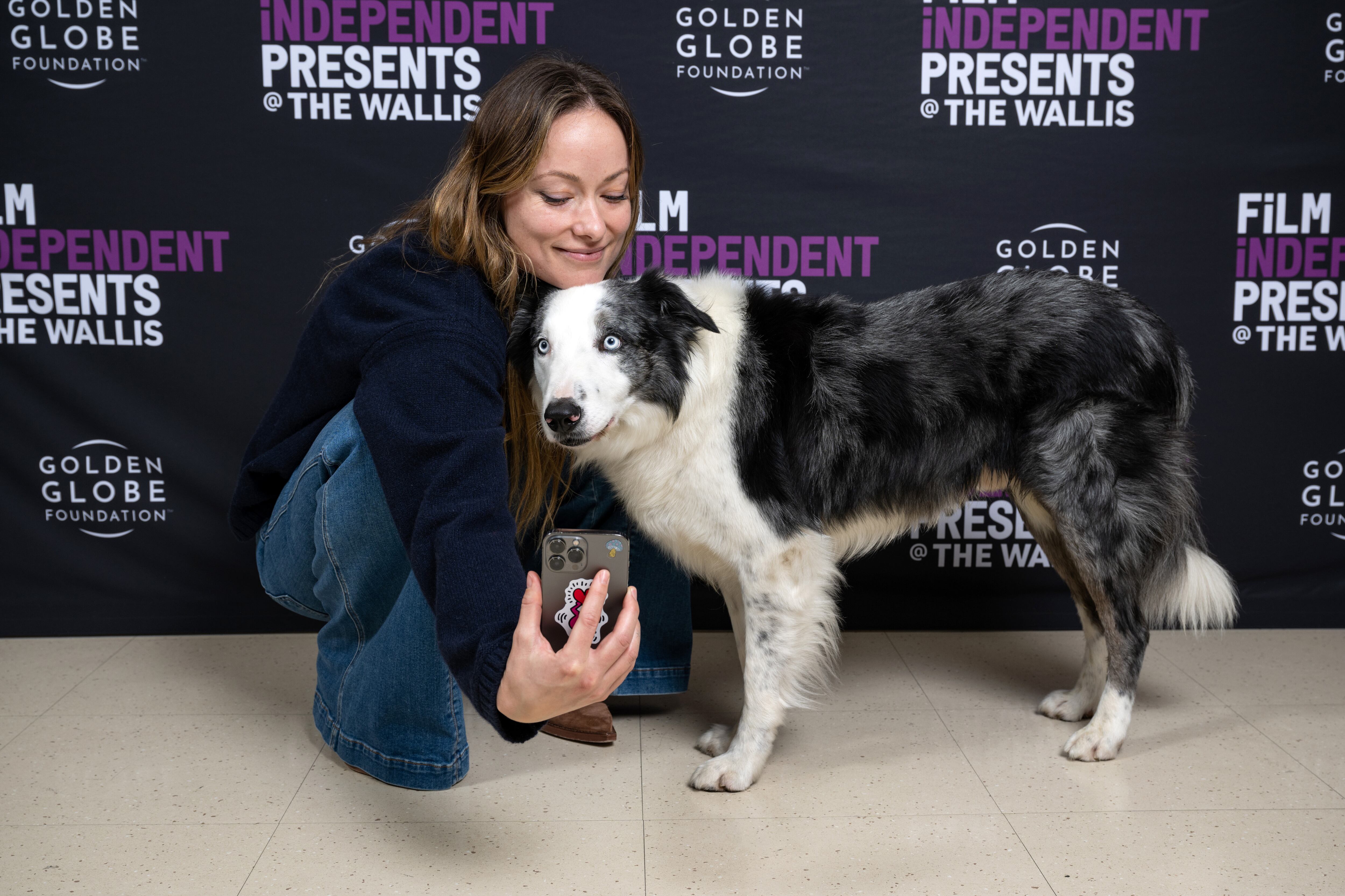 La actriz Olivia Wilde posa con el perro Messi, en febrero pasado en Los Ángeles.