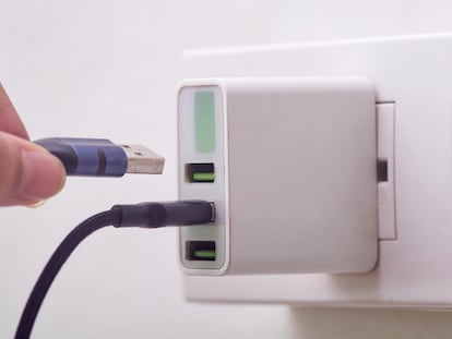 Artículo de EL PAÍS Escaparate que describe el uso del cargador de carga rápida Anker con tres puertos USB