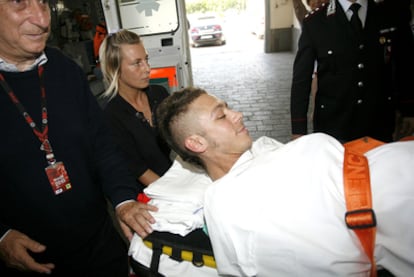 El piloto, en un principio, iba a estar entre cuatro o cinco meses, de baja como mínimo, para recuperarse de la fractura abierta de tibia y peroné de la pierna derecha que sufrió en el circuito de Mugello, informó Roberto Buzzi, el médico que le operó.