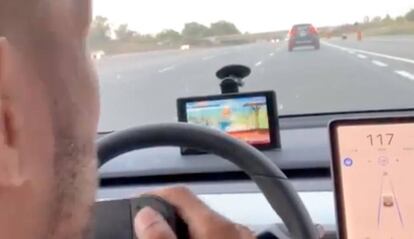 Luchador de UFC jugando con Super Smash Bros en un Tesla.