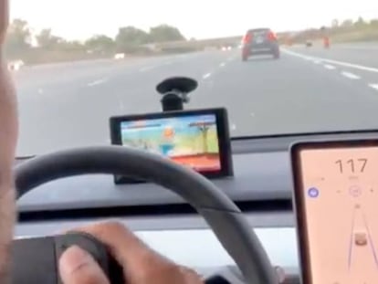 La imprudencia del día en un Tesla: se graba jugando al Super Smash Bros con autopilot